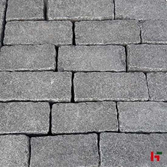 Gezaagde kasseien - Gezaagde G54N Aziatische Graniet Kasseien met Gebrand Topvlak 12 x 20-30 x 5 cm - Private label